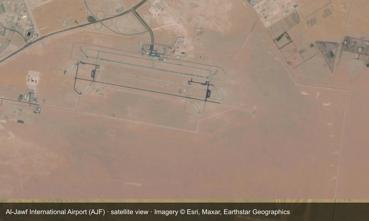 Satellitenansicht: Al-Jawfs Startbahn liegt in der Wüste im Norden Saudi-Arabiens, Terminal und Vorfeld daneben, umgeben von trockenem Land und einigen Feldern.
