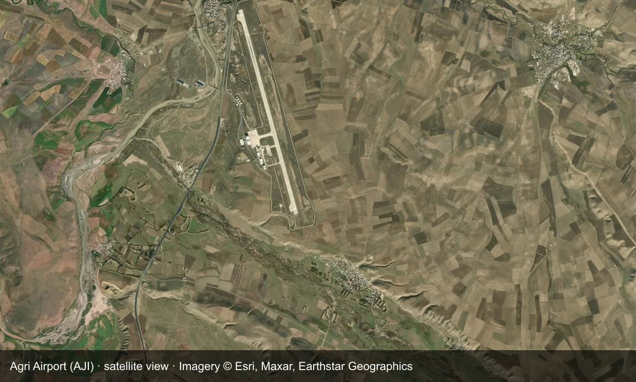 Satellitenansicht: Ağrıs Startbahn liegt auf der Hochebene im Osten der Türkei, Terminal und Vorfeld daneben, umgeben von Bergen und trockenem Land.