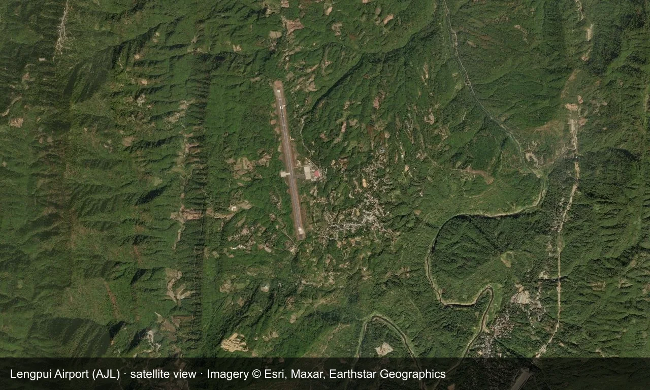 Satellitenansicht: Lengpuis Startbahn liegt in den grünen Hügeln von Mizoram, Terminal und Vorfeld daneben.