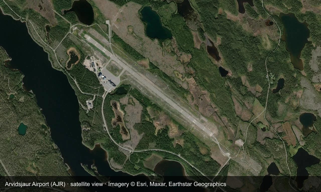 Satellitenansicht: Arvidsjaurs Startbahn liegt zwischen Wäldern und Seen im Norden Schwedens, Terminal und Vorfeld daneben.