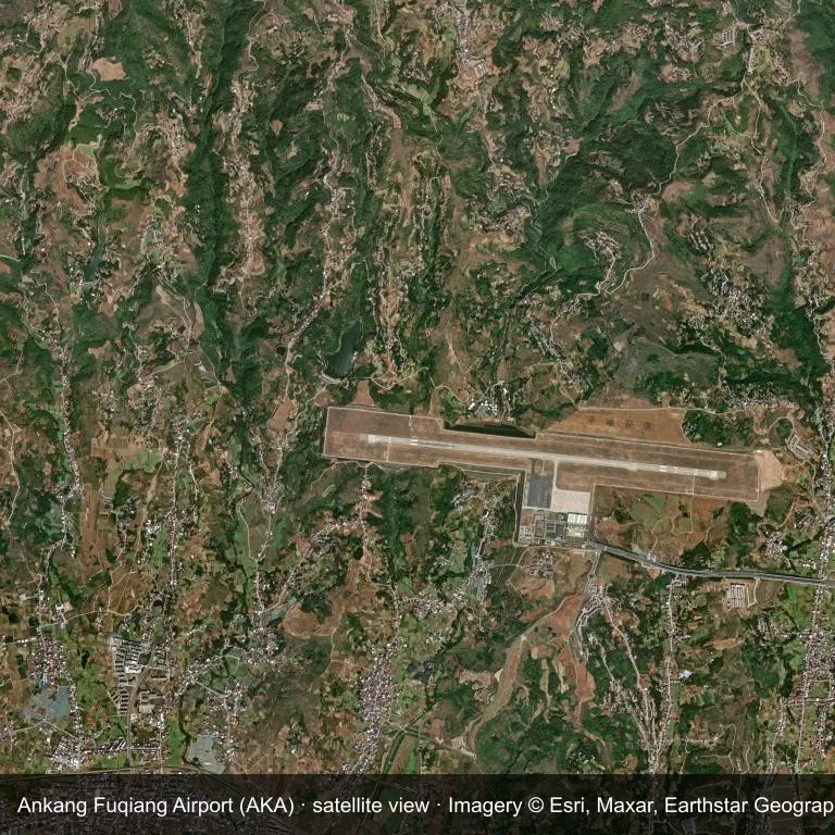 Satellitenansicht von Ankang Fuqiang Airport (AKA), das Flugfeld sichtbar zwischen einem Flickenteppich aus Vegetation und offenem Boden.