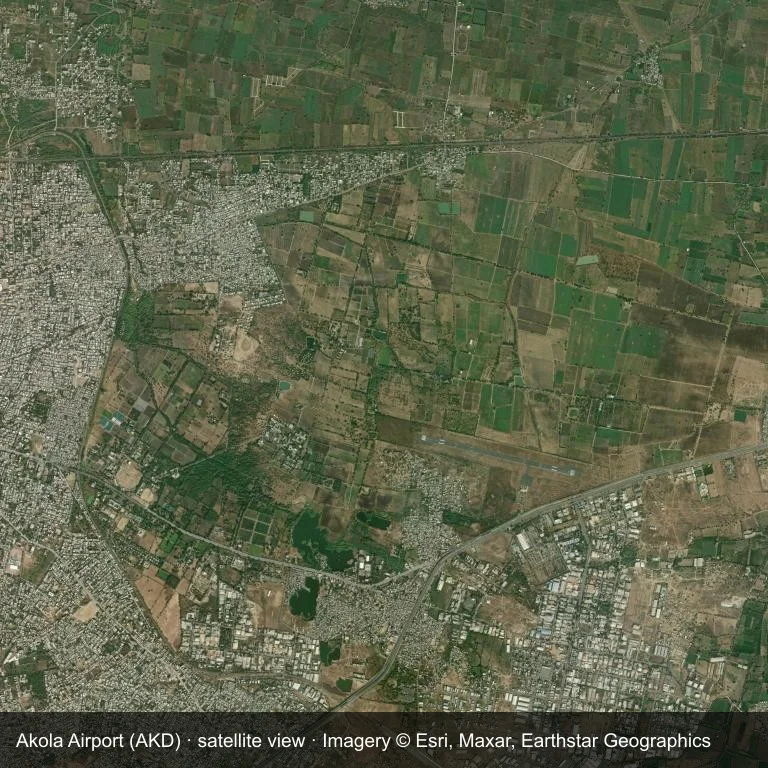 Draufsicht auf Akola Airport (AKD) und die grüne Vegetation und das Ackerland ringsum.
