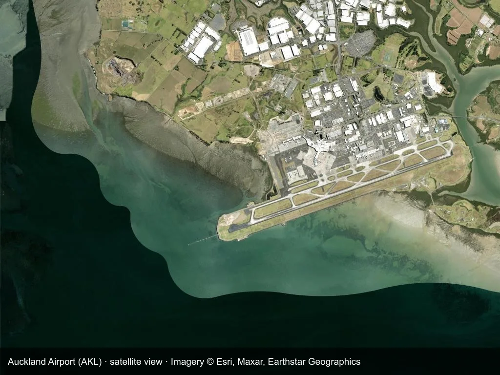 Satellitenansicht: die Terminals, Startbahnen und die umgebende Stadt am Flughafen Auckland (AKL).