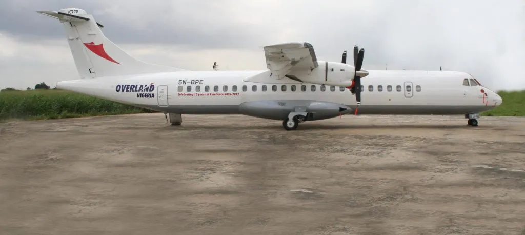 Eine ATR 72 von Overland Airways (Kennzeichen 5N-BPE) auf Akures Vorfeld.