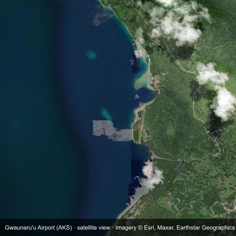 Satellitenansicht: Das Flugfeld des Gwaunaru'u Airport (AKS), umgeben von Wasser, grüner Vegetation und Ackerland.