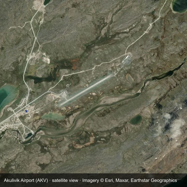 Das Flugfeld des Akulivik Airport (AKV) aus der Umlaufbahn gesehen, zwischen Siedlungsflächen, Straßen und Vegetation.