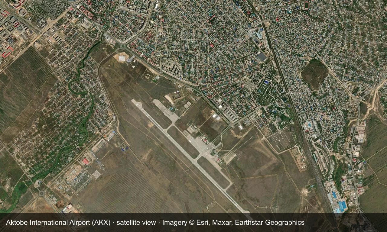 Satellitenansicht: Aktobes Start- und Landebahn liegt auf der kasachischen Steppe, Terminal und Vorfeld daneben, Stadt und Fluss ringsum.