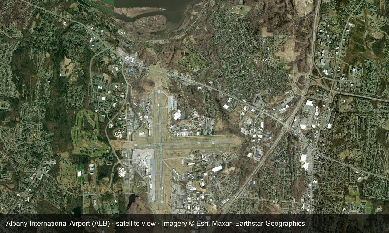 Satellitenansicht: Albanys Start- und Landebahnen verlaufen am Rand der Städte des Hudson Valley, Terminal und Vorfeld östlich des Flugfelds.