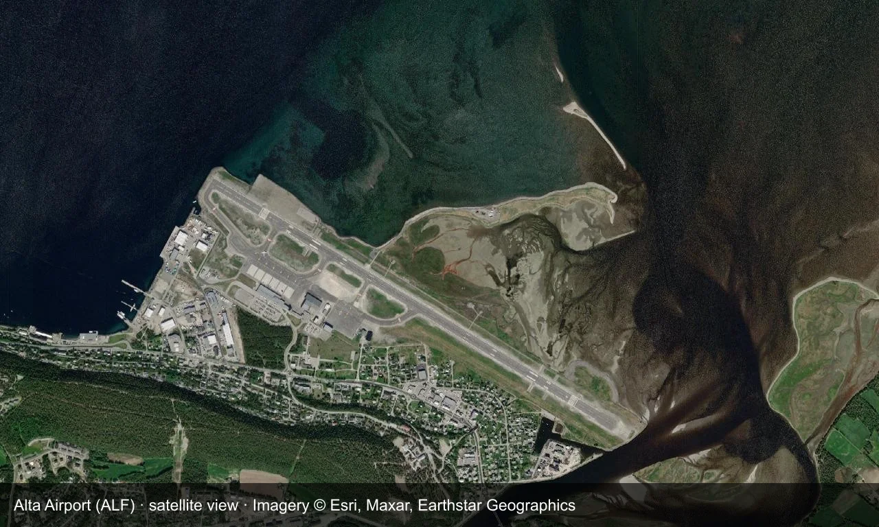 Satellitenansicht: Altas Start- und Landebahn liegt zwischen Fjord und Hochebene, Terminal und Vorfeld daneben, Wasser und niedrige Hügel ringsum.