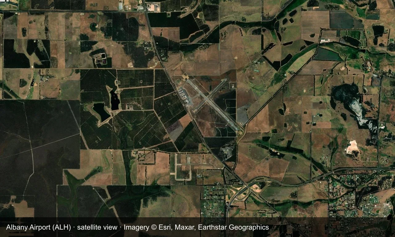 Satellitenansicht: Albanys Start- und Landebahnen liegen zwischen Wald und Ackerland an der Südküste Westaustraliens, Terminal und Vorfeld neben dem Flugfeld.