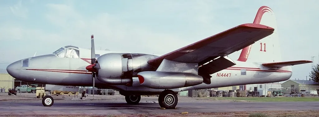 Eine am Alamogordo-White Sands Regional Airport erhaltene Lockheed P-2H Neptune (N14447), dahinter die Hangars und das Vorfeld des Flugfelds (Foto: silverhawkauthor.com).