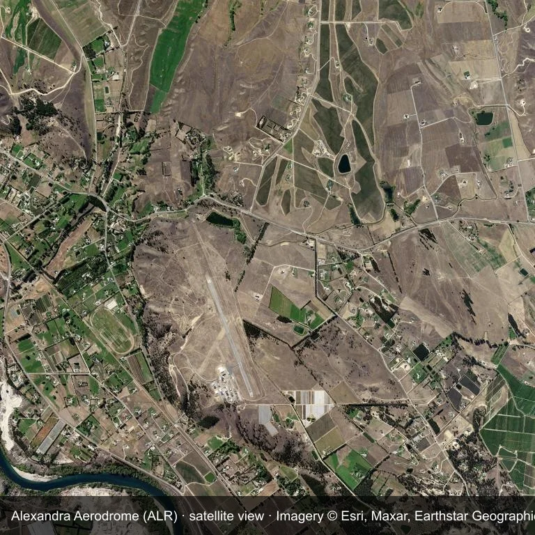 Satellitenansicht: Das Flugfeld von Alexandra Aerodrome (ALR), umgeben von einem Flickwerk aus Vegetation und offenem Gelände.