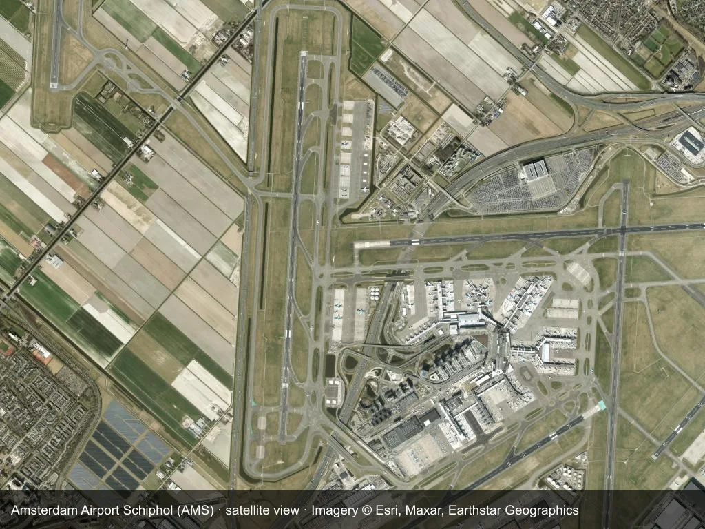 Auf dem Satellitenbild liegen die Terminals und Startbahnen des Flughafens Amsterdam Schiphol (AMS) innerhalb des Stadt- und Straßennetzes.