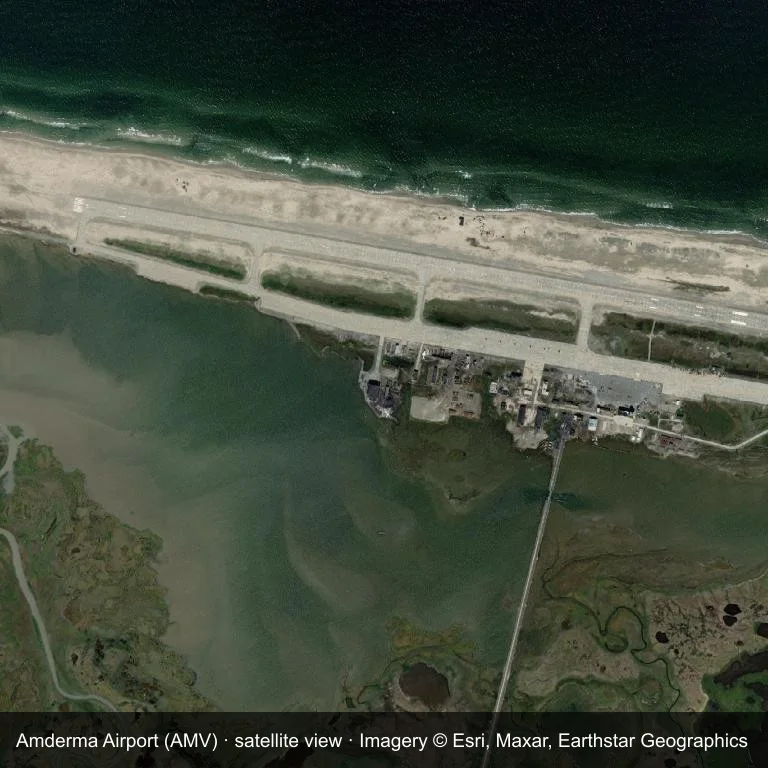 Satellitenansicht: Amderma Airport (AMV) zwischen grüner Vegetation und Ackerland.