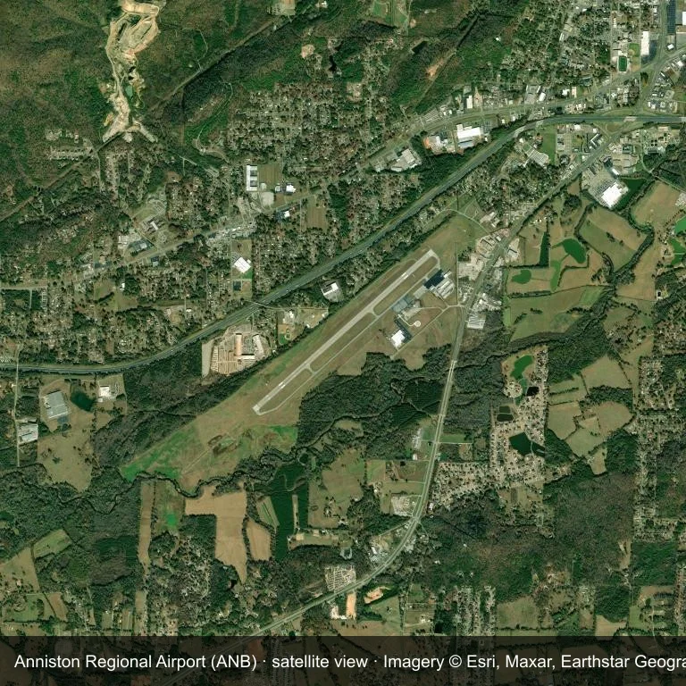 Satellitenbild: Anniston Regional Airport (ANB) liegt zwischen dichter grüner Vegetation und kleinen Feldern.
