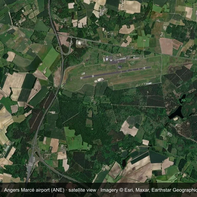 Satellitenansicht: Angers Marcé airport (ANE) zwischen dichter grüner Vegetation und kleinen Feldern.
