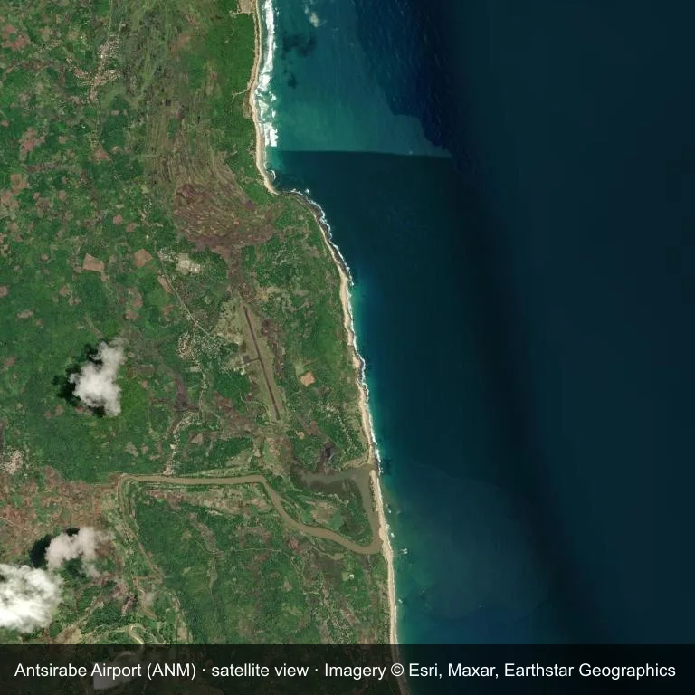 Satellitenansicht: Antsirabe Airport (ANM) zwischen Wasser, grüner Vegetation und Ackerland.