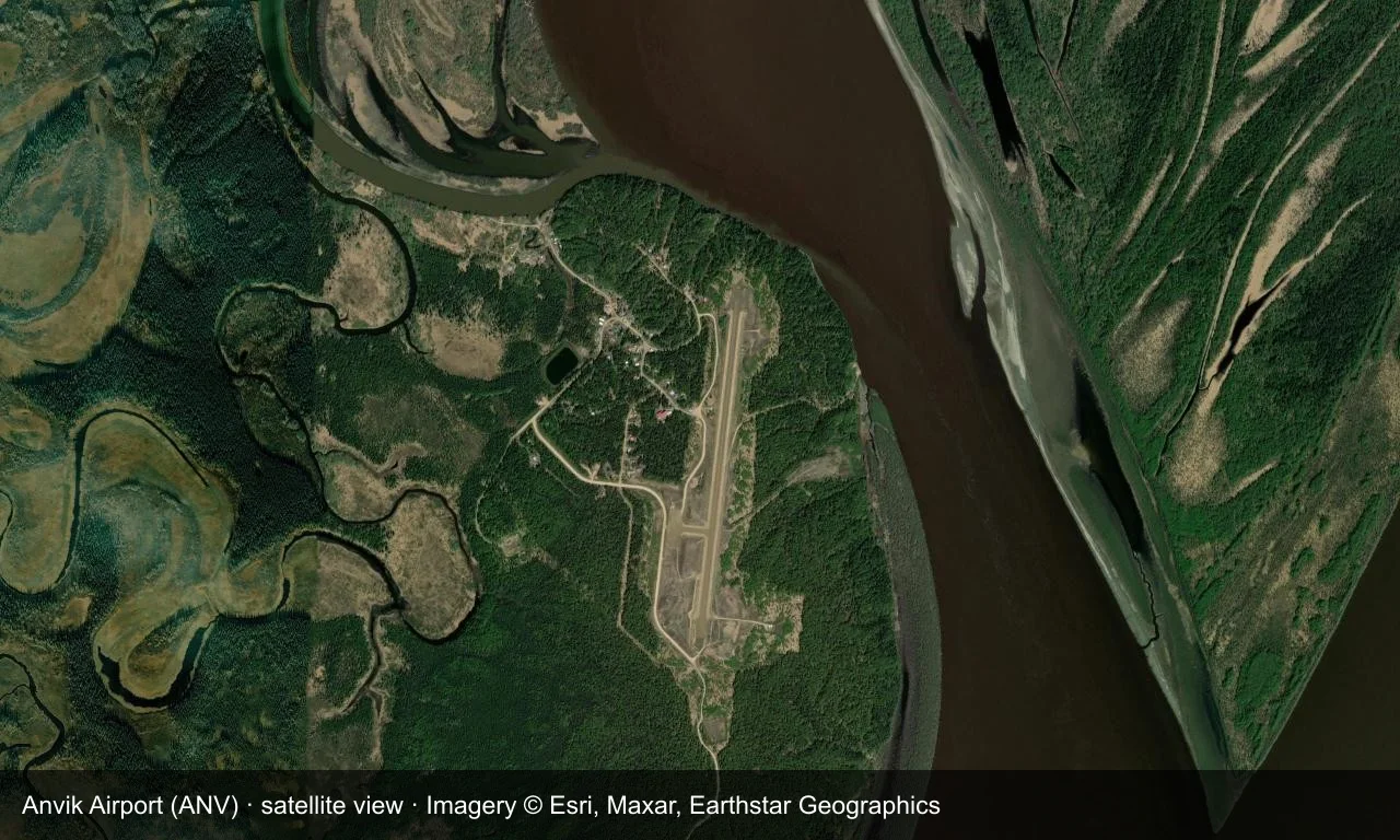 Satellitenansicht: Die Schotterbahn von Anvik liegt zwischen Wald und Feuchtgebieten am Yukon River, Terminal und Vorfeld daneben.