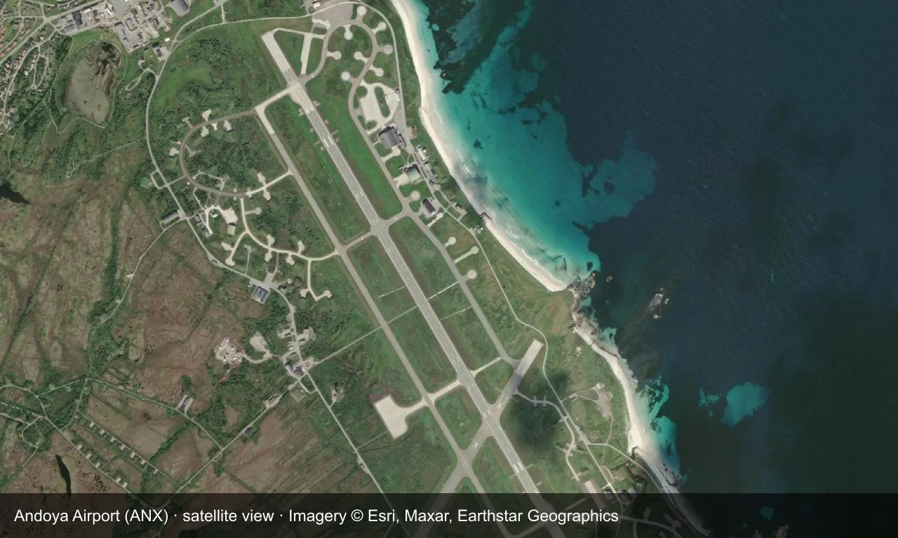 Satellitenansicht: Die Startbahn von Andenes liegt auf der Insel Andøya, Terminal und Vorfeld daneben, ringsum Meer und Berge.