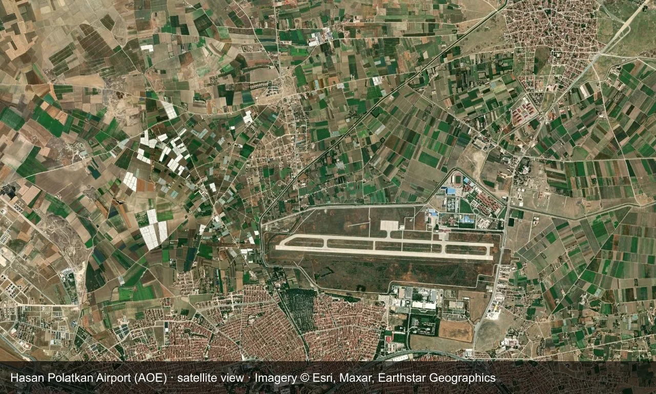 Satellitenansicht: Die Startbahn von Eskişehir liegt am Stadtrand auf dem anatolischen Plateau, Terminal und Vorfeld daneben.