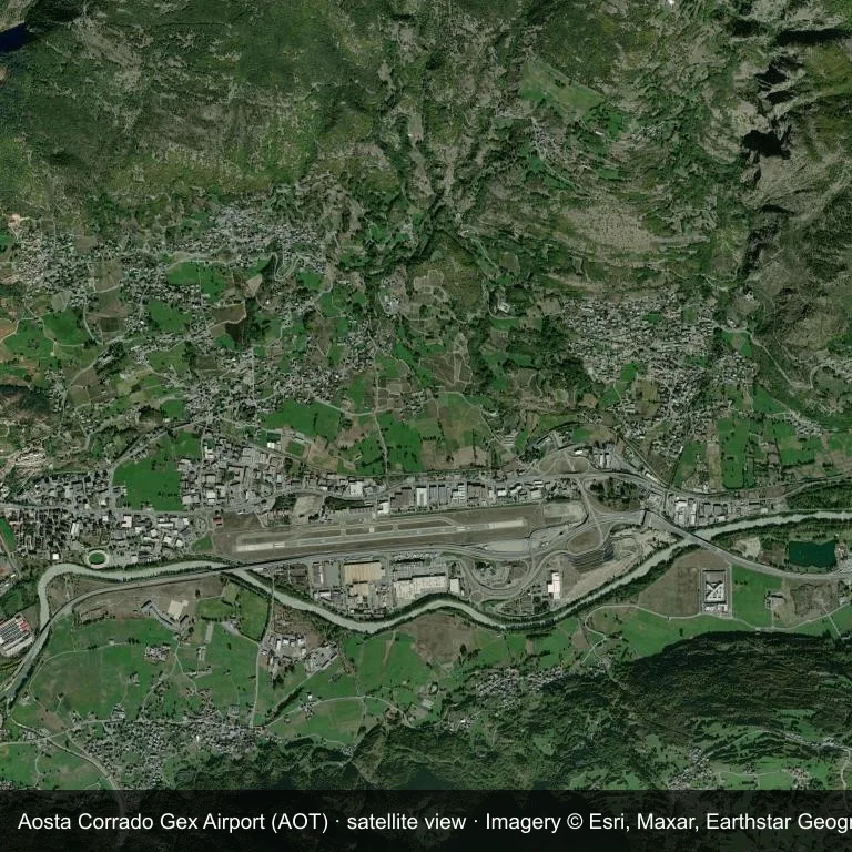 Satellitenansicht: Der Aosta Corrado Gex Airport (AOT) liegt zwischen dichter grüner Vegetation und kleinen Feldern.