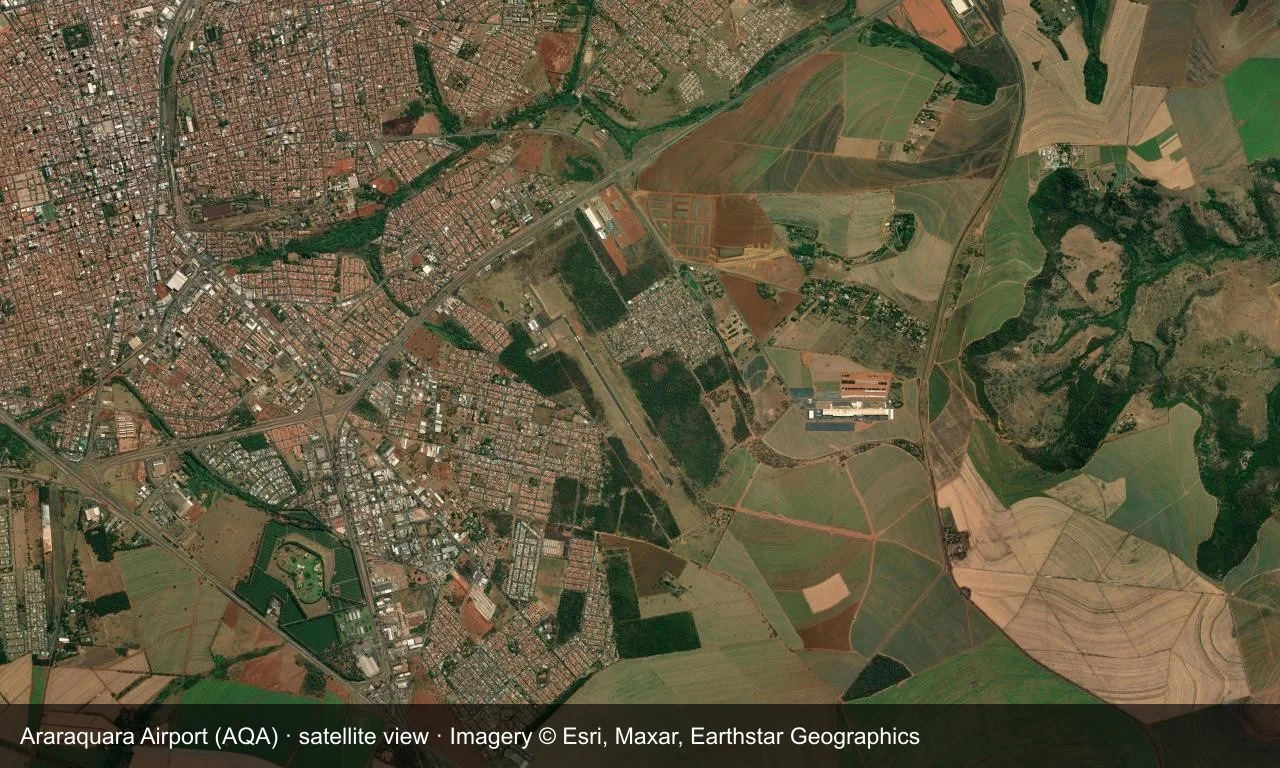 Satellitenansicht: Die Startbahn von Araraquara liegt zwischen Ackerland und Stadt im Landesinneren des Bundesstaats São Paulo, Terminal und Vorfeld daneben.