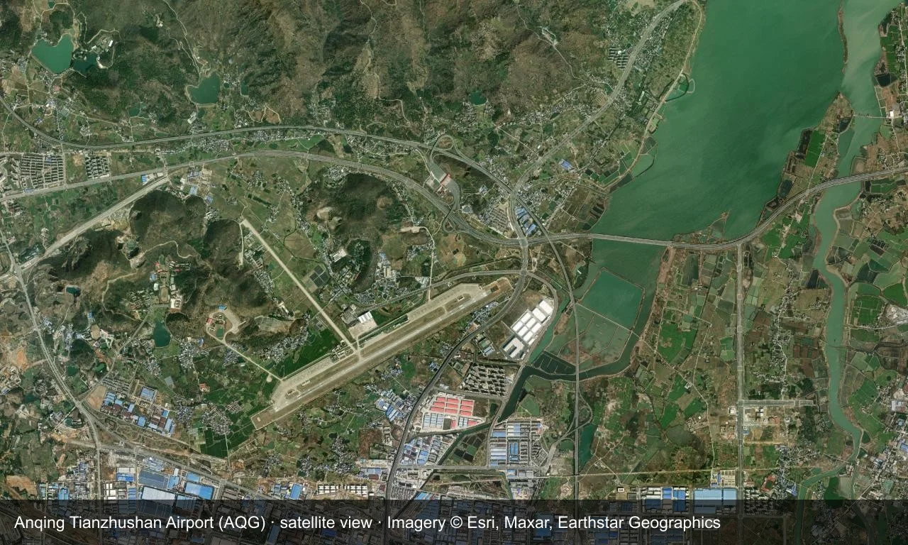 Satellitenansicht: Die Startbahn von Anqing liegt zwischen dem Nordufer des Jangtse und niedrigen Hügeln, Terminal und Vorfeld daneben.