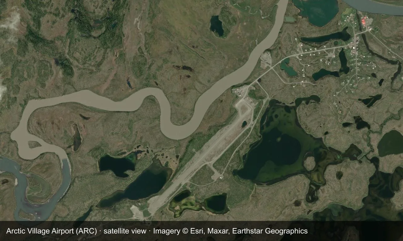 Satellitenansicht: eine Schotterpiste schneidet bei Arctic Village durch Wälder und Seen, mit dem Dorf an ihrem nördlichen Ende.