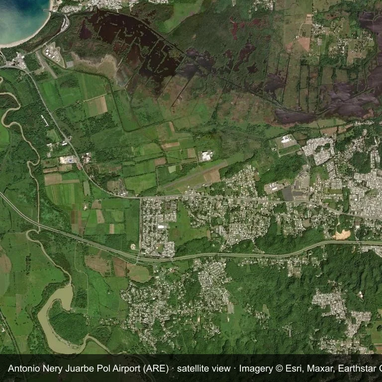 Aufsicht auf den Antonio Nery Juarbe Pol Airport (ARE) mit der dichten grünen Vegetation und den kleinen Feldern ringsum.