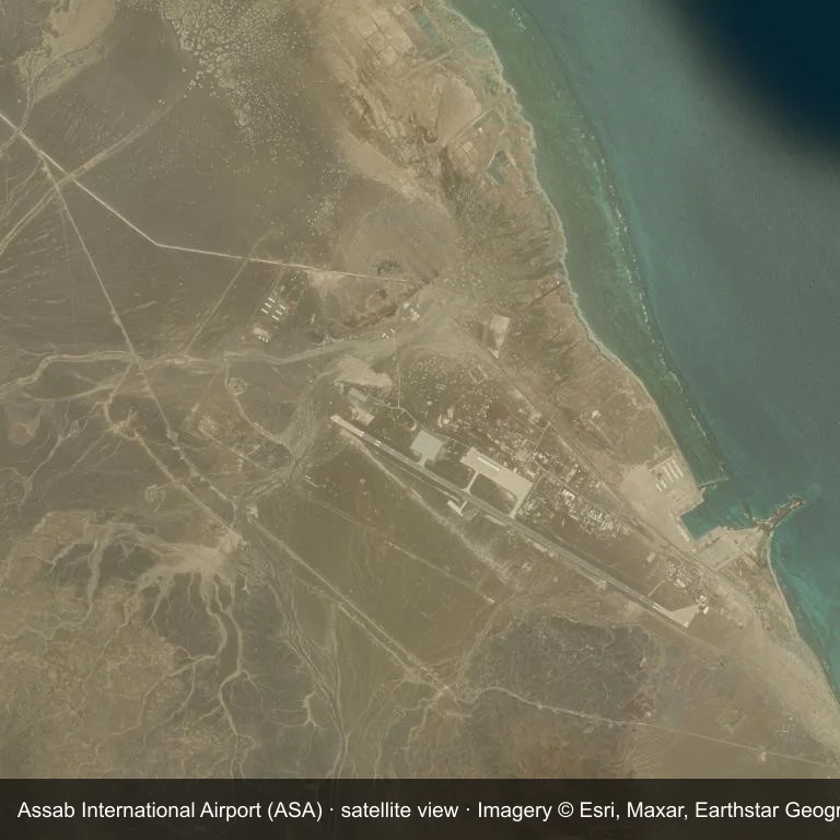 Satellitenansicht des Assab International Airport (ASA): das Flugfeld ist zwischen einem Flickenteppich aus Vegetation und offenem Gelände zu erkennen.