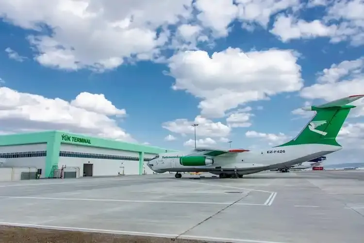Auf dem Frachtvorfeld: ein Frachter An-74 der Turkmenistan Airlines vor dem YÜK-Terminal (Fracht).