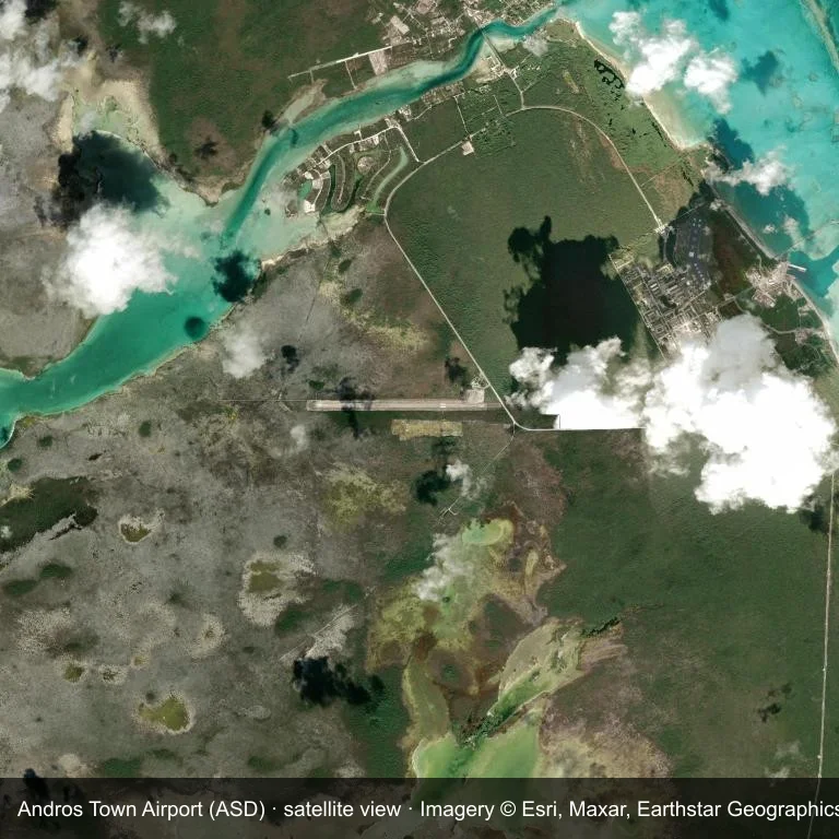 Aufsicht auf den Andros Town Airport (ASD) mit der grünen Vegetation und dem Farmland ringsum.