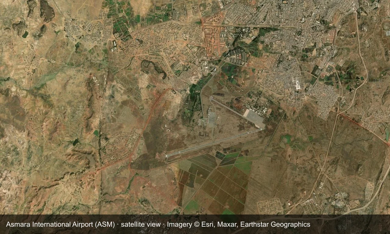 Satellitenansicht: Asmaras Startbahn liegt auf der Hochebene, mit Terminal und Vorfeld daneben und Stadt und Bergrücken ringsum.