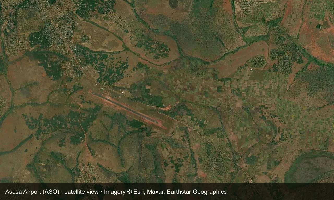 Satellitenansicht: Asosas Startbahn liegt zwischen Hügeln und Waldland im Westen Äthiopiens, mit Terminal und Vorfeld daneben.