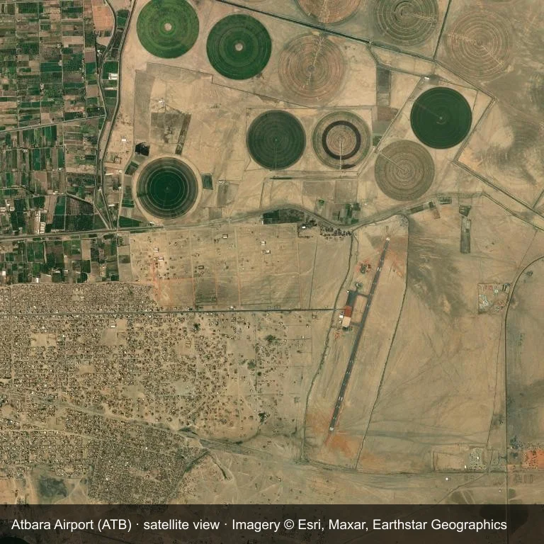 Satellitenansicht: Das Flugfeld des Atbara Airport (ATB), umgeben von trockenem Boden und kahlen Flächen.