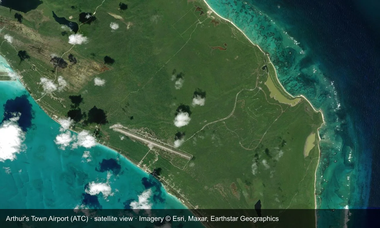 Satellitenansicht: Arthur's Towns Startbahn liegt an der Küste der Bahamas, mit Terminal und Vorfeld daneben und Meer und Vegetation ringsum.