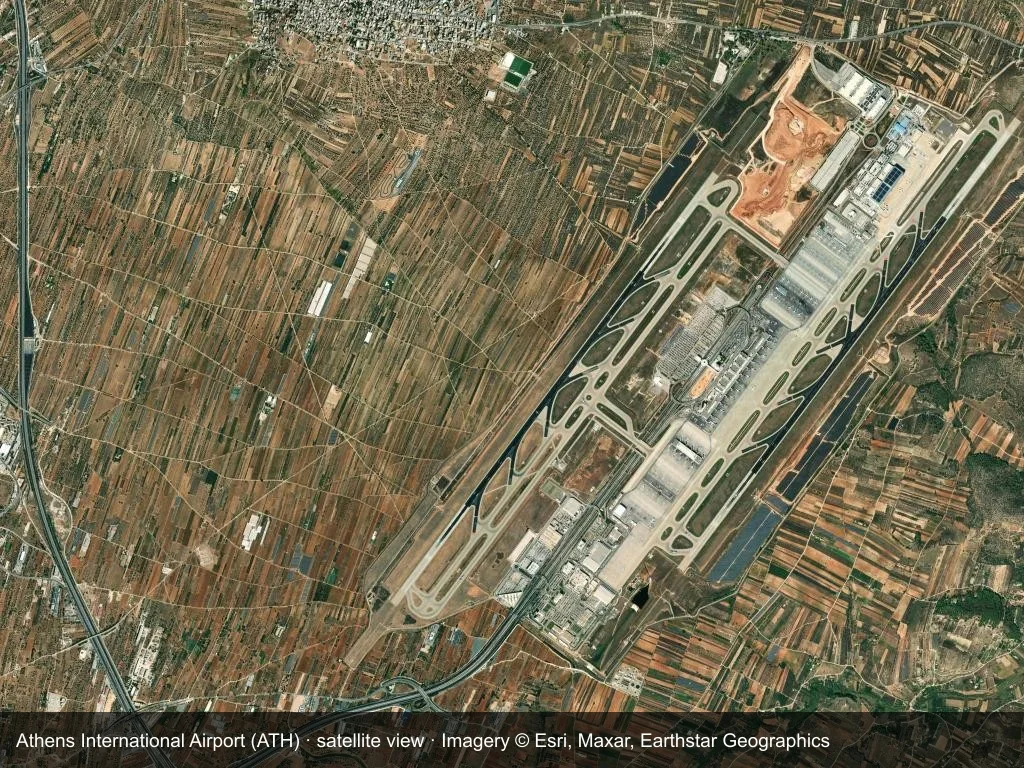 Auf dem Satellitenbild liegen die Terminals und Startbahnen des Flughafens Athen (ATH) im Stadt- und Straßennetz.