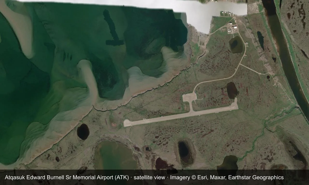 Satellitenansicht: Atqasuks Startbahn liegt in der Tundra der alaskischen North Slope, mit Terminal und Vorfeld daneben und Feuchtgebieten und Seen ringsum.