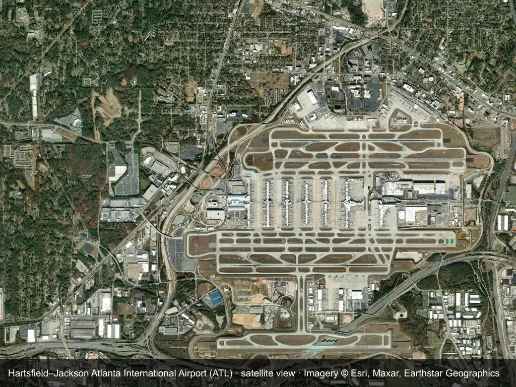 Auf dem Satellitenbild liegen die Terminals und Startbahnen des Flughafens Atlanta Hartsfield–Jackson (ATL) im Stadt- und Straßennetz.