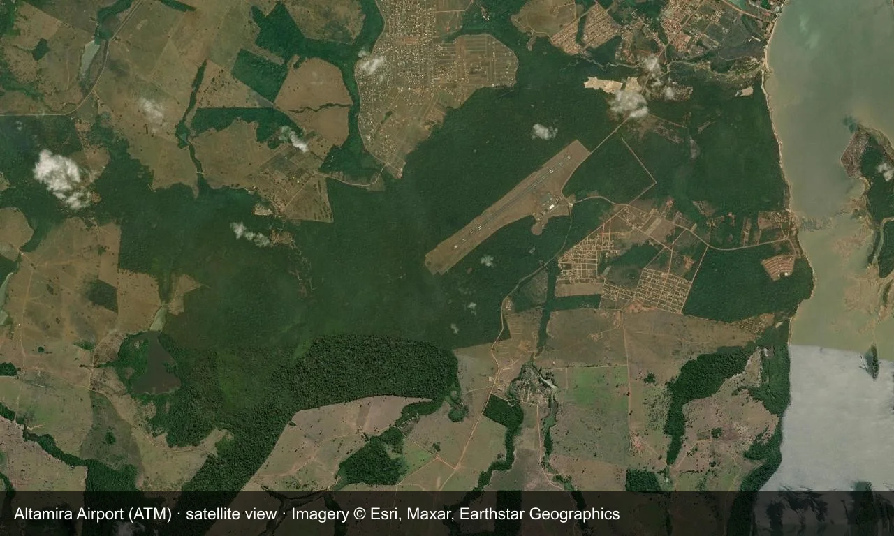 Satellitenansicht: Altamiras Startbahn liegt zwischen Amazonasregenwald und Flüssen, mit Terminal und Vorfeld daneben.