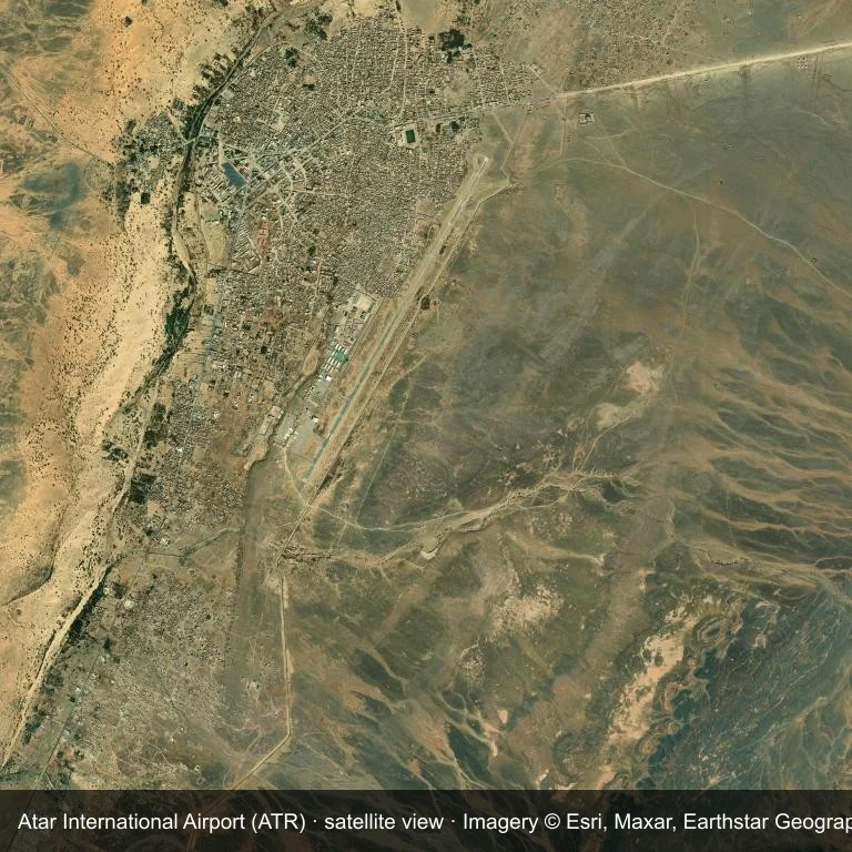 Satellitenansicht: Das Flugfeld des Atar International Airport (ATR), umgeben von einem Flickenteppich aus Vegetation und offenem Boden.