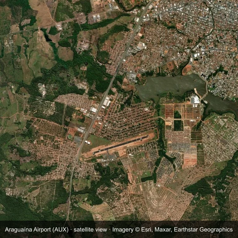 Satellitenansicht: Der Araguaína Airport (AUX) ist von Stadt, Ackerland und Vegetation umgeben.