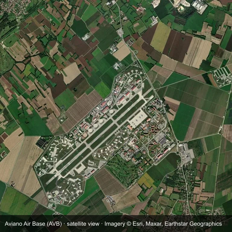 Satellitenbild: Die Aviano Air Base (AVB) liegt zwischen grüner Vegetation und Ackerland.