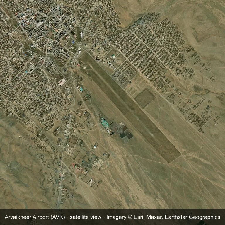 Das Flugfeld des Arvaikheer Airport (AVK) aus dem Orbit, eingebettet in ein Flickwerk aus Vegetation und offenem Gelände.