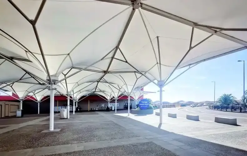 Das gespannte Membrandach vor dem Terminal, das sich auf seinem Stahlrahmen über Vorplatz und Fußwege spannt.