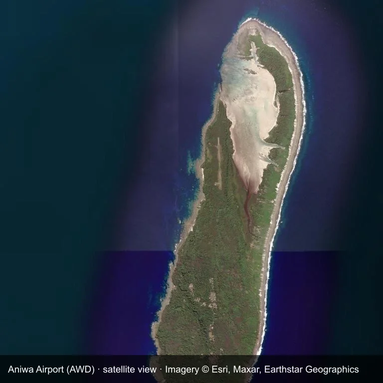 Satellitenansicht: Flughafen Aniwa (AWD) in einem Muster aus Vegetation und offenen Flächen.