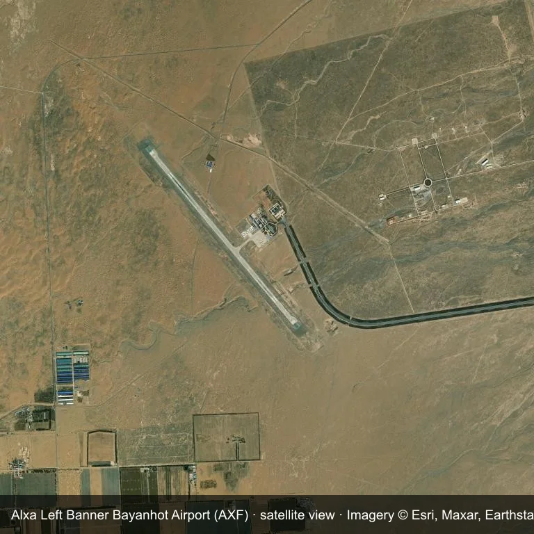 Satellitenansicht: Das Flugfeld des Flughafens Alxa Left Banner Bayanhot (AXF), umgeben von einem Muster aus Vegetation und offenen Flächen.