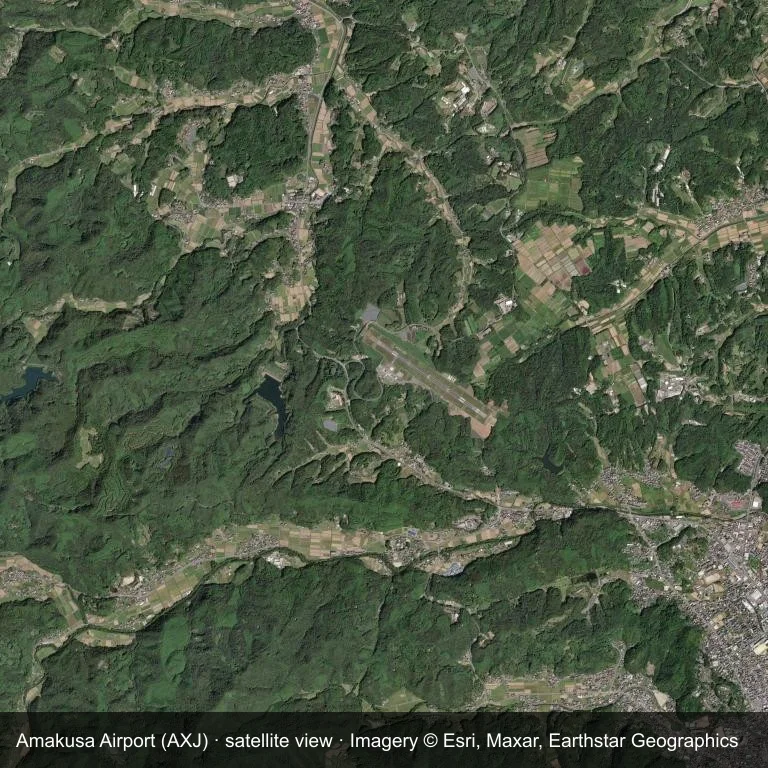 Satellitenansicht: Flughafen Amakusa (AXJ) nimmt ein Stück dichter grüner Vegetation und kleiner Felder ein.