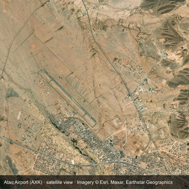 Satellitenansicht: Flughafen Ataq (AXK) in trockenem Boden und kargem Land.