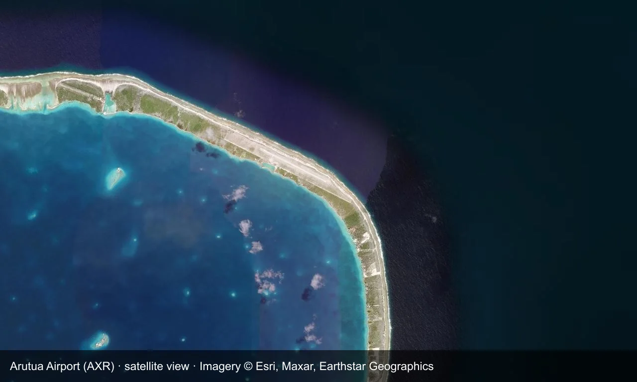 Satellitenansicht: Arutuas Bahn liegt auf einer Atollinsel in den Tuamotus, mit Terminal und Vorfeld daneben und Lagune ringsum.